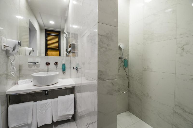Double Room with Balcony image 3