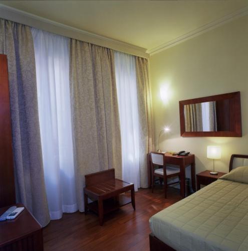 Single Room image 4