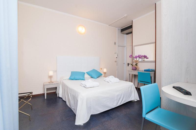 Double or Twin Room with Balcony and Sea View image 3