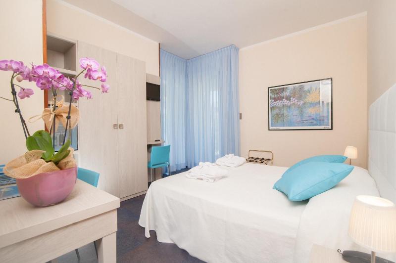 Double or Twin Room with Balcony and Sea View image 2