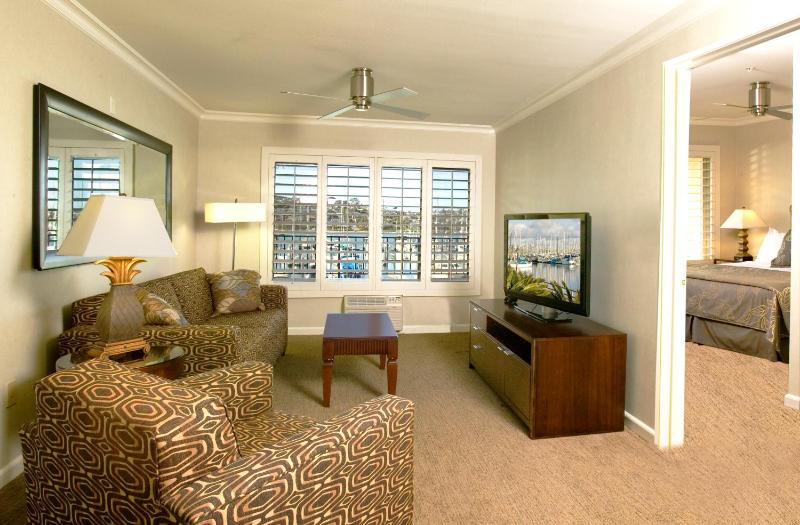 King Suite with Sofa Bed with Marina View image 3