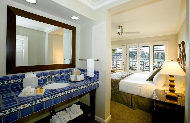 King Suite with Sofa Bed with Marina View image 2