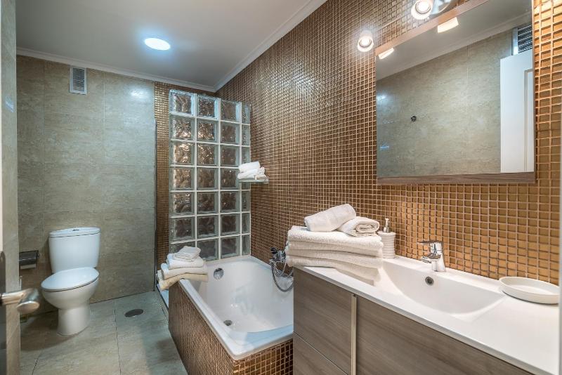 Two-Bedroom Apartment with Garden View image 2