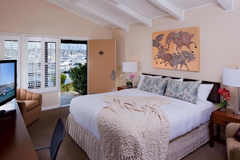 Deluxe King Room with Water View image 2