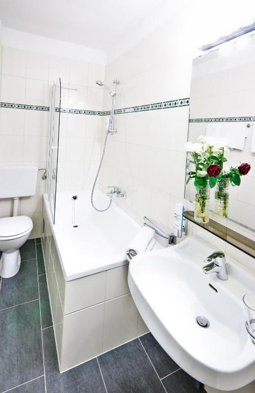 Quadruple Room image 3