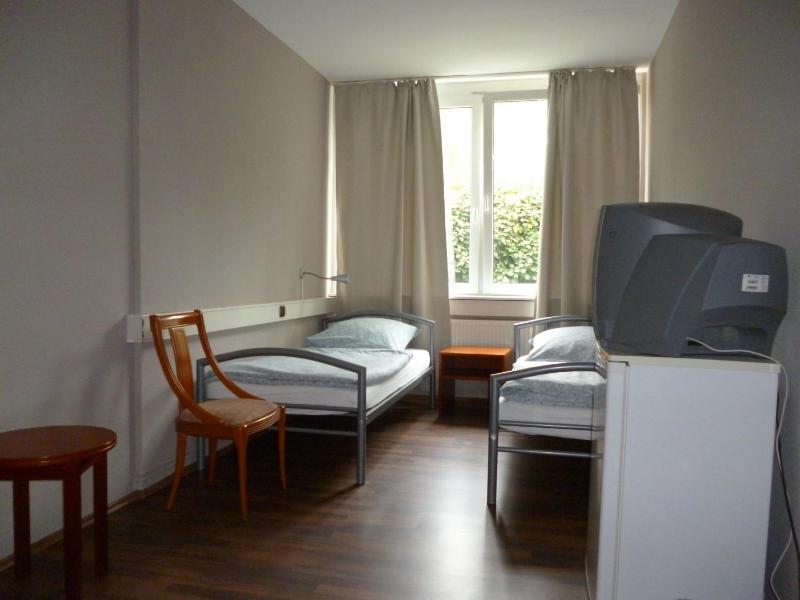 Standard Twin Room with Shared Bathroom image 2