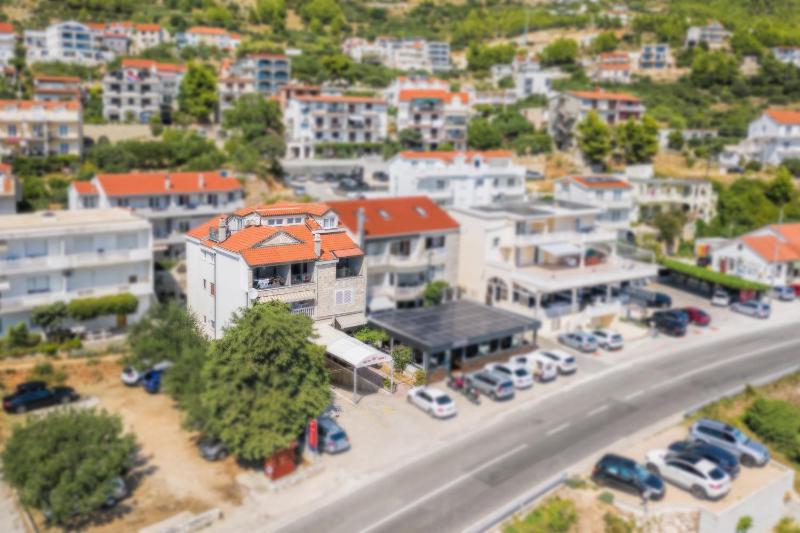 Apartments with parking space Stanici Omis - 2819 - image 1