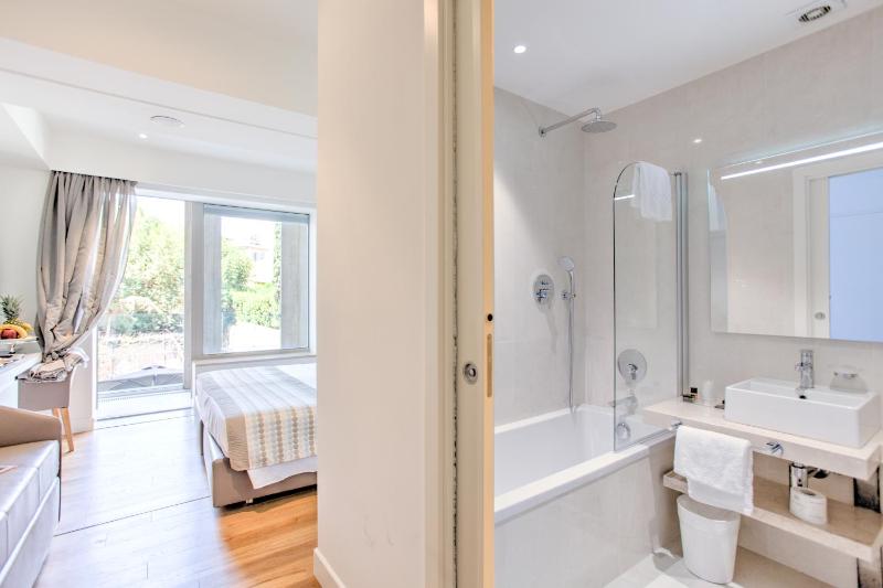 Superior Double or Twin Room with Spa Access image 3