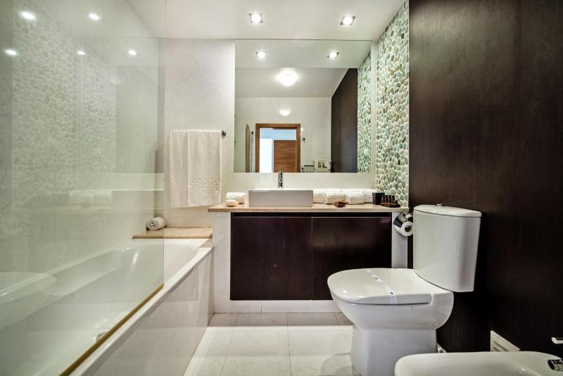 Two-Bedroom Apartment with Pool Side image 4