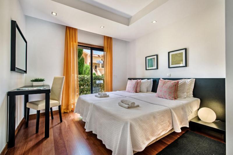 Two-Bedroom Apartment with Pool Side image 3