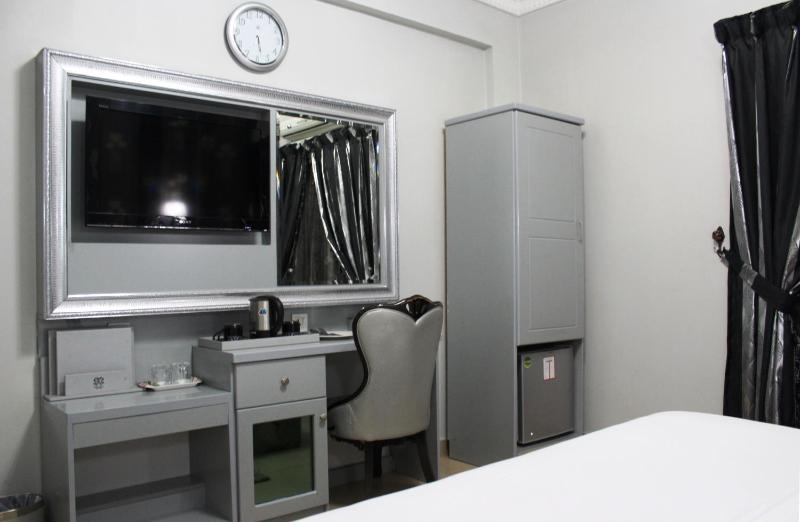 Family Room image 3