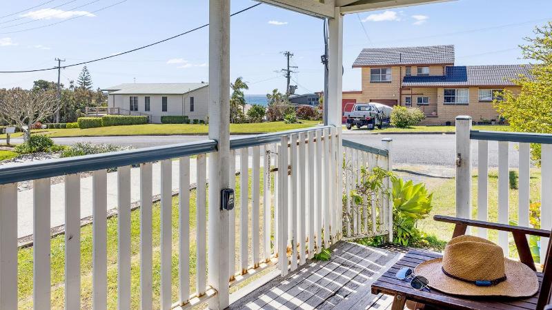 Salt Shack - Classic Angourie Beach Cottage Steps from Spooky Beach - Holiday Yamba - image 7