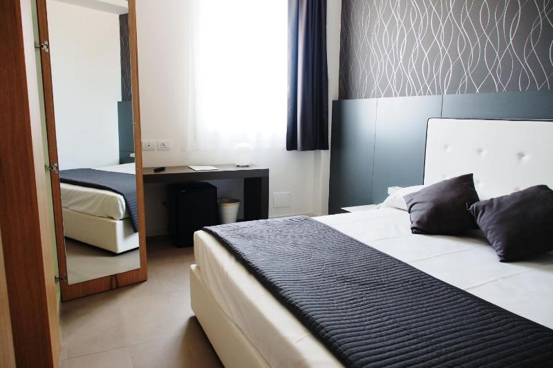 Standard Double Room image 3