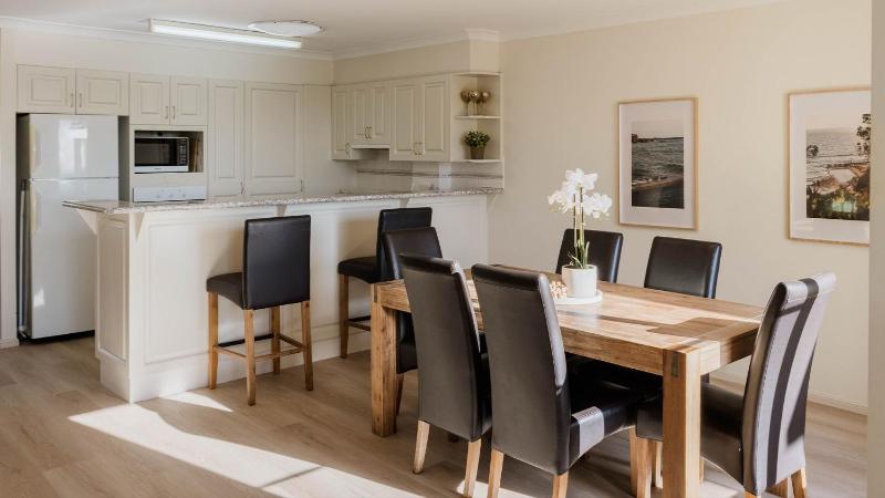 Meridian 6 - Stylish Coastal Escape Near Pippi Beach - Holiday Yamba - image 17