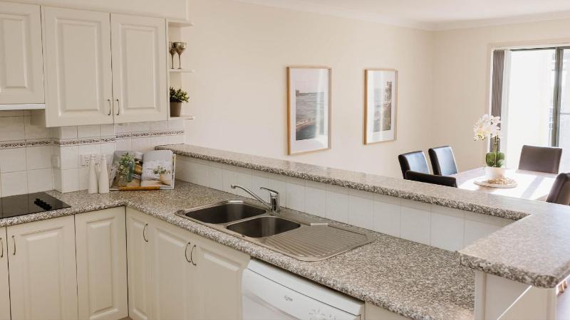 Meridian 6 - Stylish Coastal Escape Near Pippi Beach - Holiday Yamba - image 14