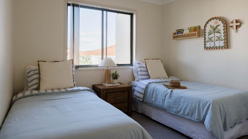 Meridian 6 - Stylish Coastal Escape Near Pippi Beach - Holiday Yamba - image 4