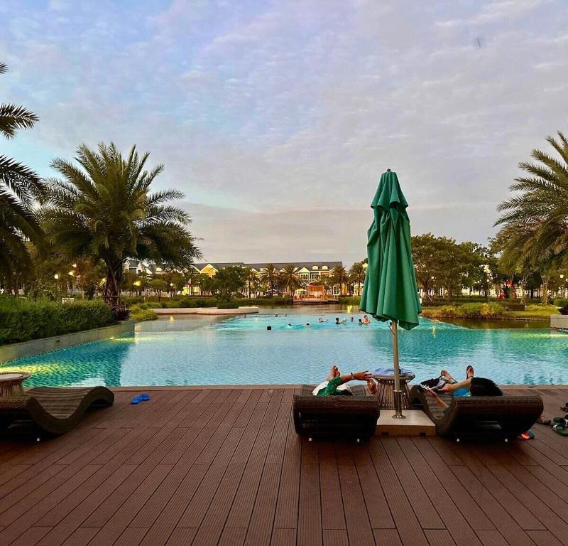 Modern 3BR Villa • Poolside 4min Shuttle to Beach - image 13