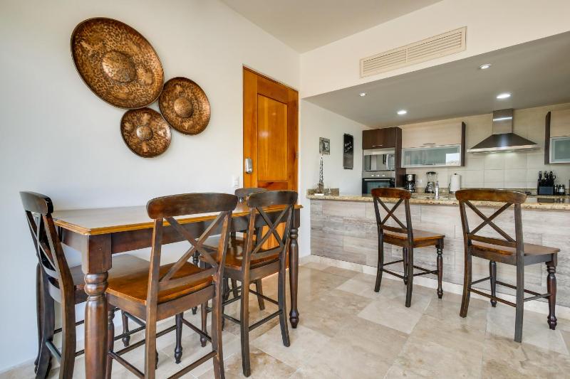Chic Cabo Condo - Walk to Marina & Downtown! - image 7