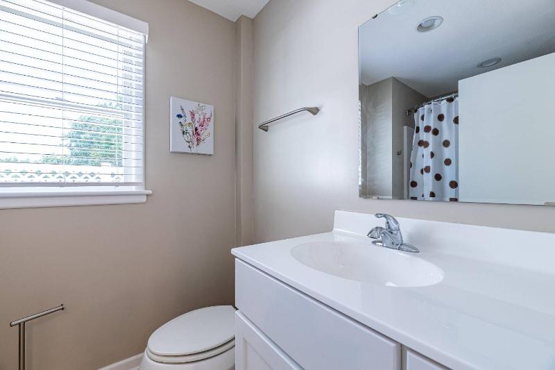 Shore-ly Blessed - Corolla Whalehead 900 Ft to Beach Pool Hot Tub Ocean Views Pets OK Dog Run Area - image 11