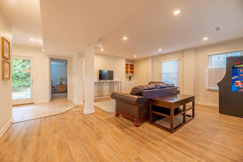 Shore-ly Blessed - Corolla Whalehead 900 Ft to Beach Pool Hot Tub Ocean Views Pets OK Dog Run Area - image 13