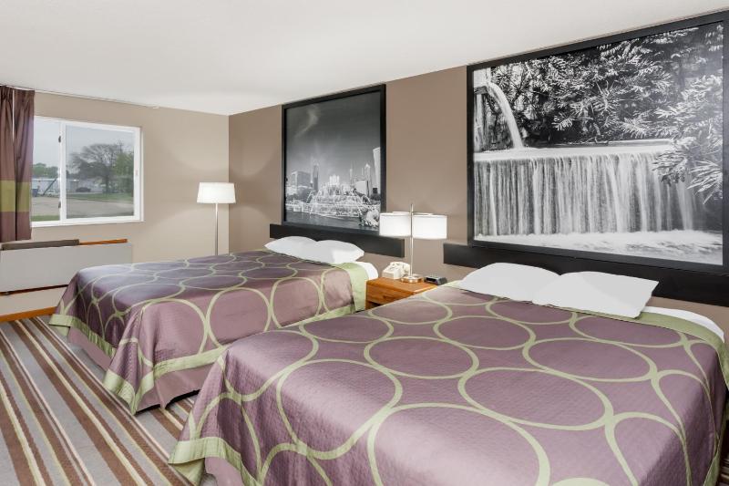 Deluxe Queen Room with Two Queen Beds - Non-Smoking image 2