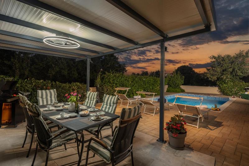 Villa Mare With Private Pool And Garden - Happy Rentals - image 4