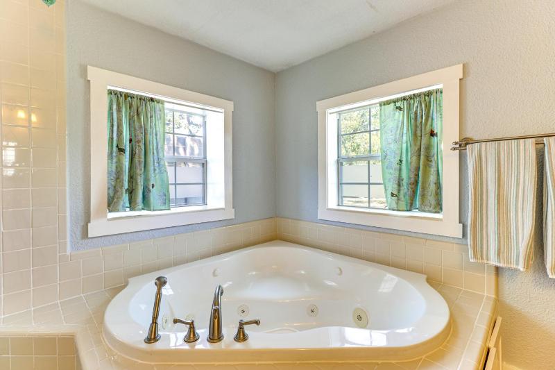 Walk to Mueller Lake Park! Home w/ Patio & Yard - image 4