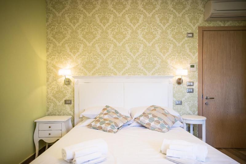 Double Room image 2