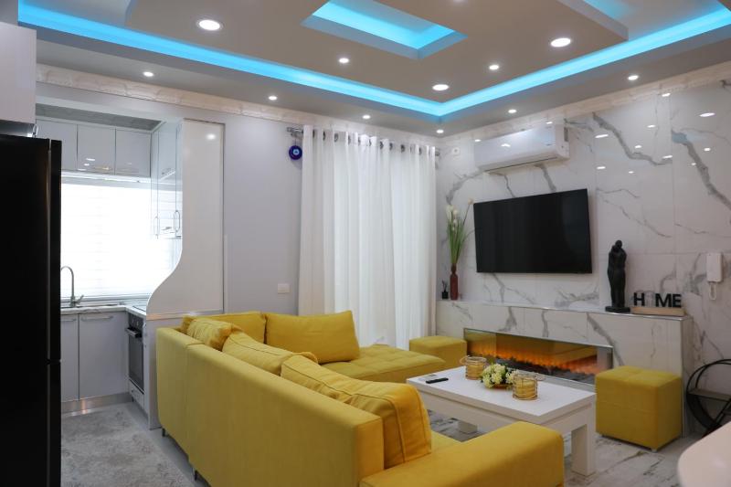 Raina Luxury Apartment - image 3