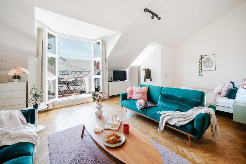Prague Days - Loft with Terrace and Prague Castle View by Vltava River in Smíchov - image 1