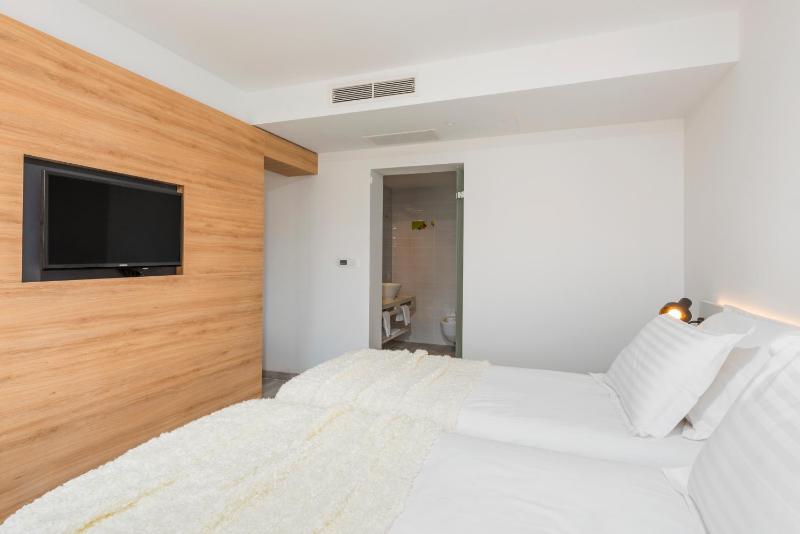 Junior Suite with Terrace and Garden View image 2