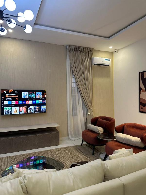 Crystal's apartment in a secure estate with pool - image 1
