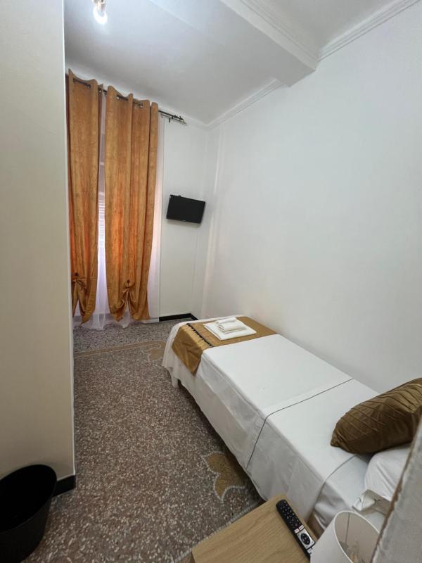 Genova Gold Rooms - image 3