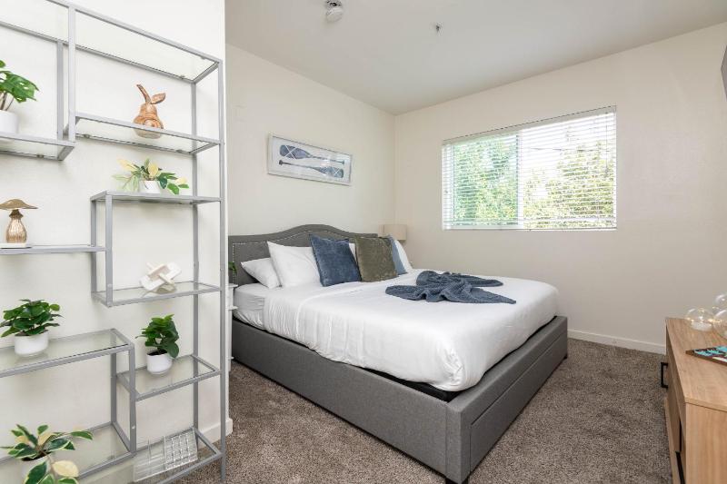 Hollywood Stars 2 Bedroom Apartment - image 6