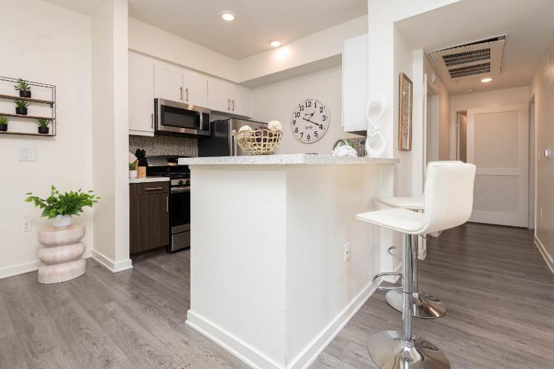 Hollywood Stars 2 Bedroom Apartment - image 16