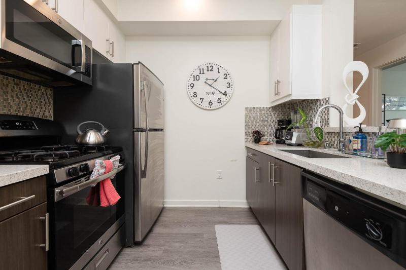 Hollywood Stars 2 Bedroom Apartment - image 15