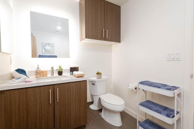Hollywood Stars 2 Bedroom Apartment - image 12