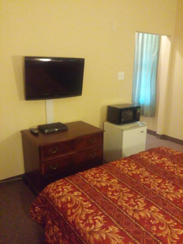 Standard Single Room with One Queen Bed image 4