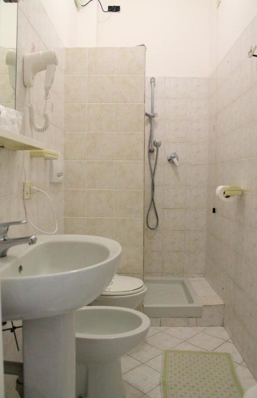 Single Room image 3