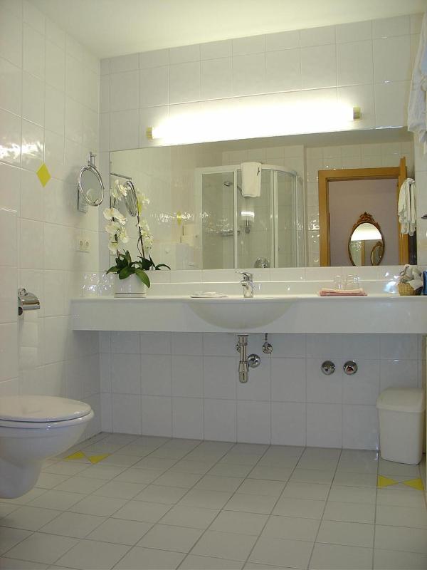 Economy Double or Twin Room image 4