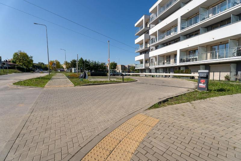 Przytulne Studio Sikorskiego Balkon i Parking by Noclegi Renters - image 8