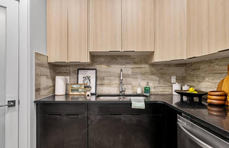 West Edmonton Family Retreat with Hot Tub & Garage - image 7