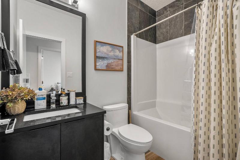 West Edmonton Family Retreat with Hot Tub & Garage - image 11