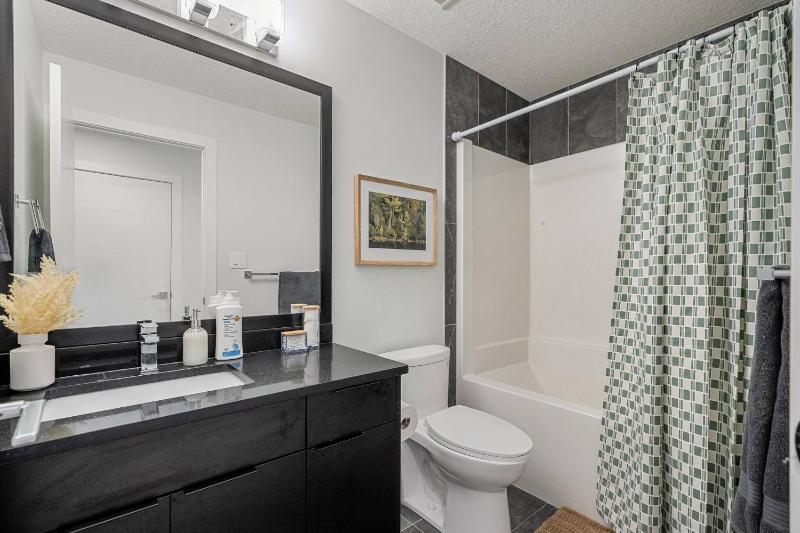 West Edmonton Family Retreat with Hot Tub & Garage - image 19