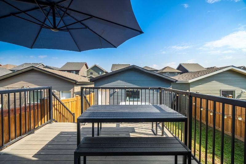 West Edmonton Family Retreat with Hot Tub & Garage - image 33