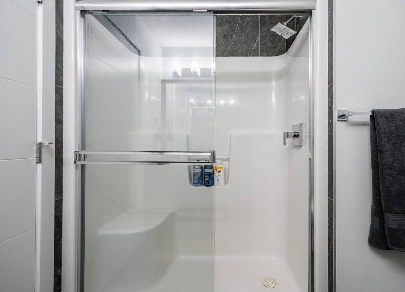 West Edmonton Family Retreat with Hot Tub & Garage - image 28