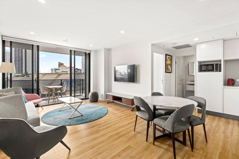 A Family Friendly 2 Bedroom Apt in Surfers Paradise - image 1