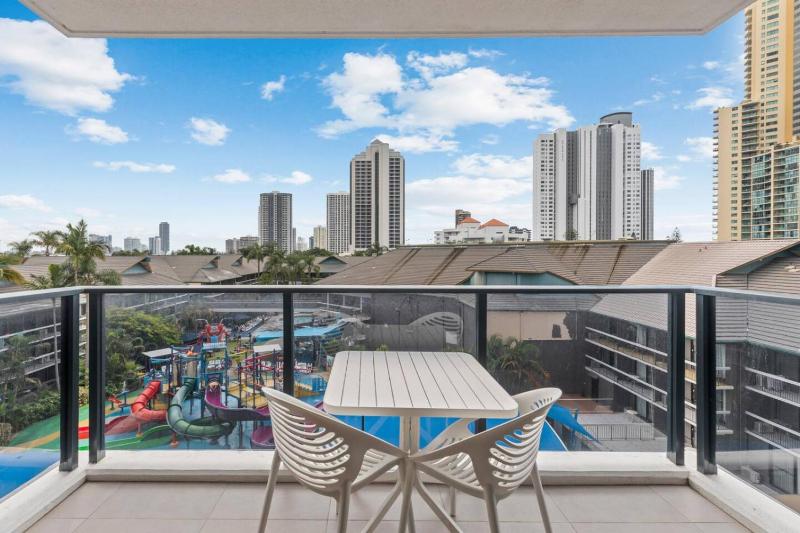 A Family Friendly 2 Bedroom Apt in Surfers Paradise - image 5