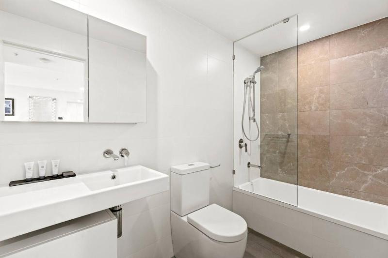 A Family Friendly 2 Bedroom Apt in Surfers Paradise - image 11