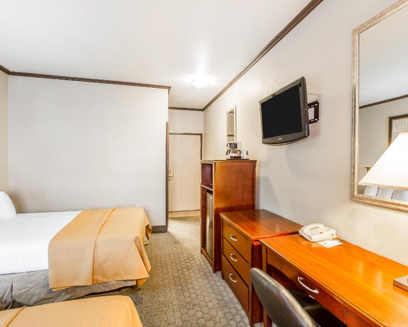 Queen Room with Two Queen Beds - Disability Access image 2